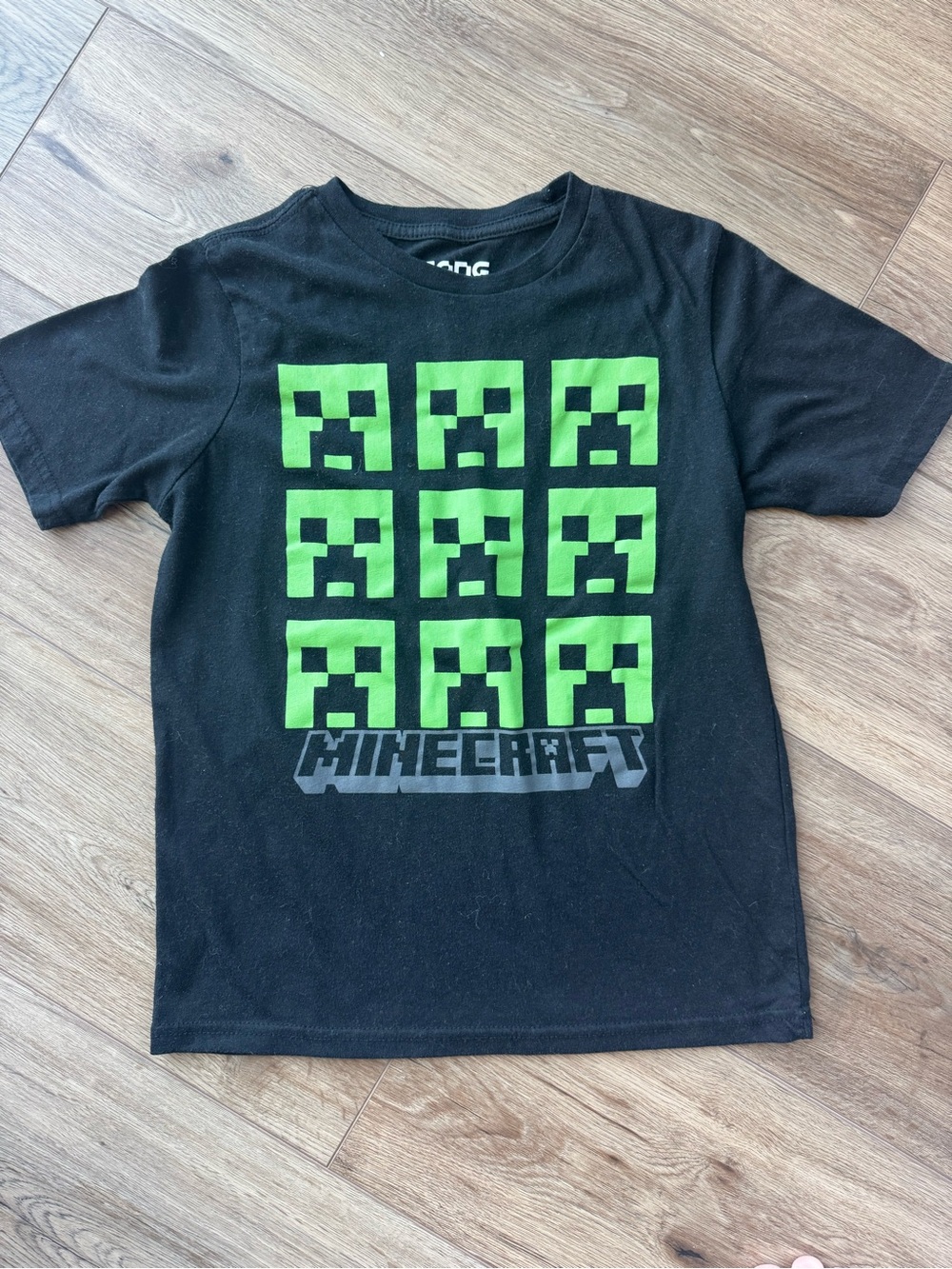 boys black/green Mojang Minecraft shirt - M (8)